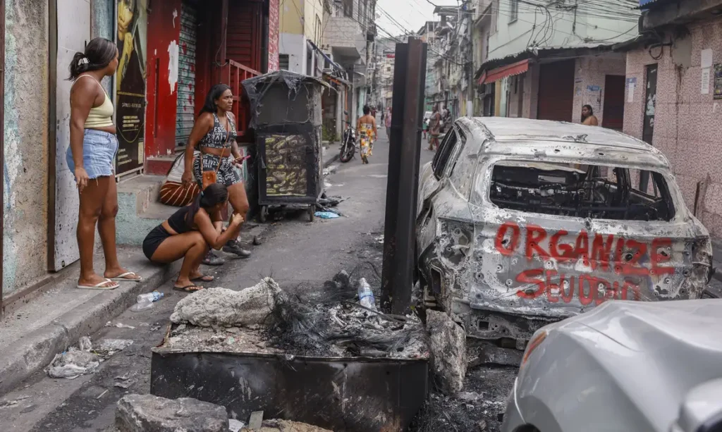 Vias bloqueadas no Rio de Janeiro (Foto: Tânia Rêgo/Agência Brasil)