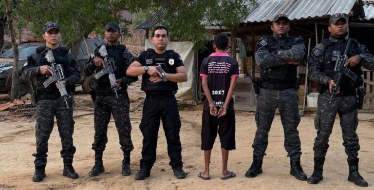 O homem também foi autuado por posse irregular de arma de fogo (Foto: Divulgação)