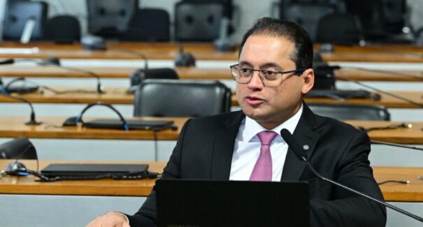 Senador Weverton Rocha homenageia O Imparcial pelos 100 anos