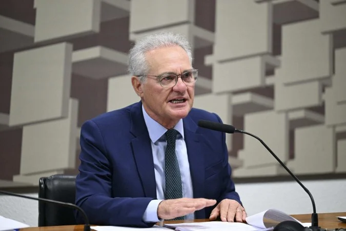 O relator Renan Calheiros (MDB-AL) manteve integralmente o texto aprovado pelos deputados, sem acolher emendas, para evitar que o projeto volte à Câmara e atrase a tramitação - (Foto: Edilson Rodrigues/Agência Senado)
