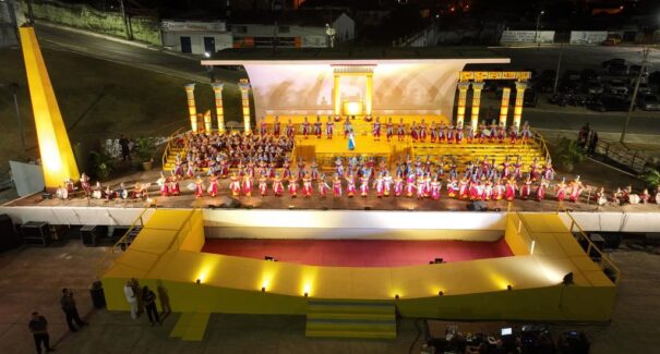 Alunos da rede municipal de ensino protagonizam espetáculo gratuito na Praça Maria Aragão