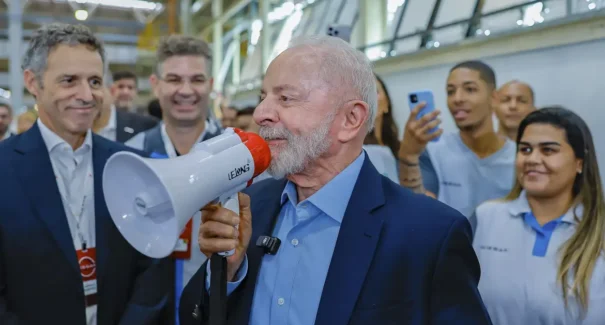 Lula assina medida que atualiza Programa de Alimentação do Trabalhador