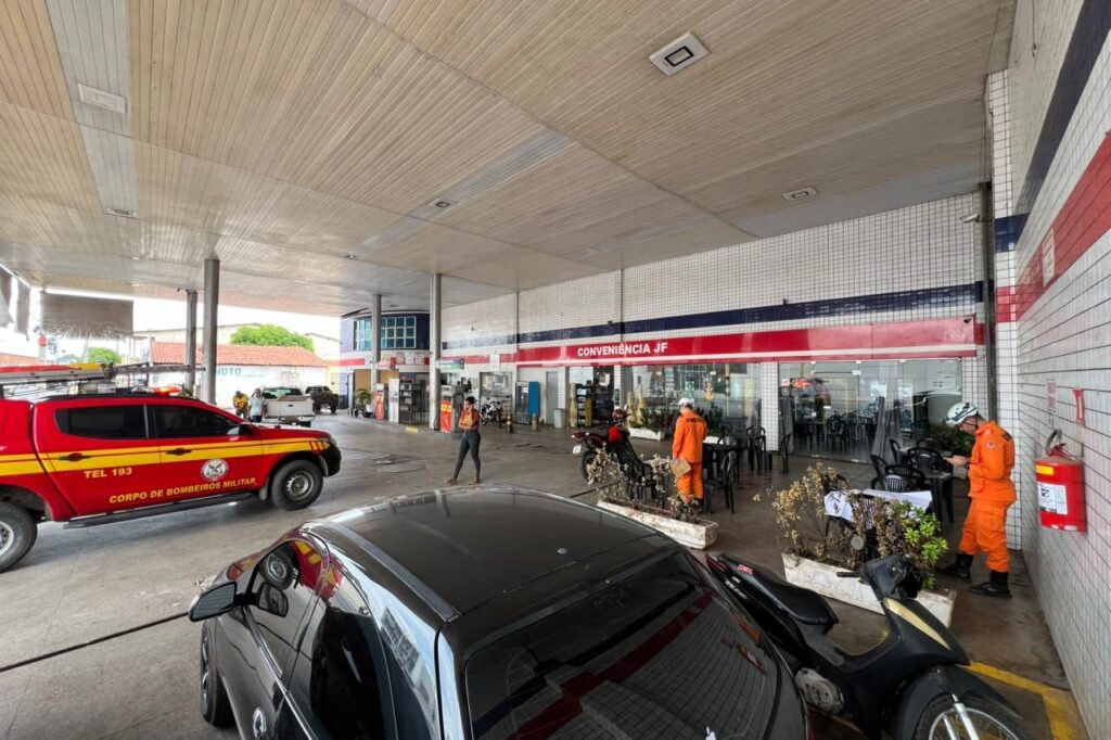 Entre as principais medidas preventivas estão o isolamento da área, a proibição de fumar nas imediações, o aterramento do caminhão-tanque e o desligamento de equipamentos que possam gerar faíscas.  (Foto: Divulgação)