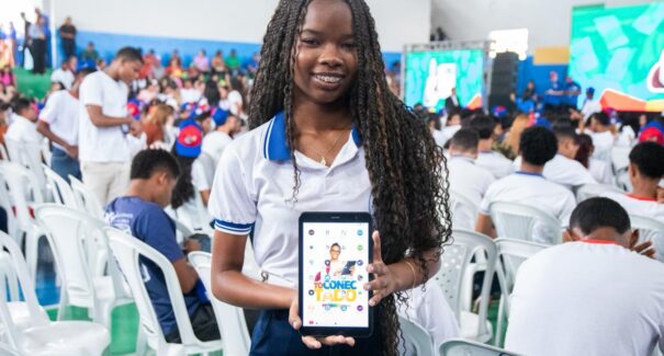 Governo do Estado inicia entrega de 15 mil tablets a estudantes de Pinheiro