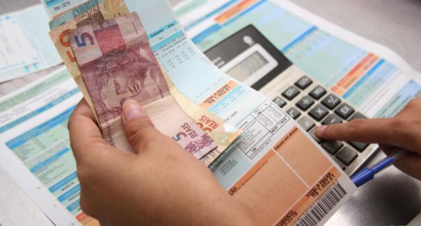 Inflação desacelera em outubro e registra menor taxa para o mês em 26 anos