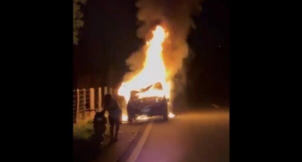 Populares incendeiam carro após acidente fatal em Jenipapo dos Vieiras