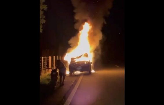 Populares incendeiam carro após acidente fatal em Jenipapo dos Vieiras