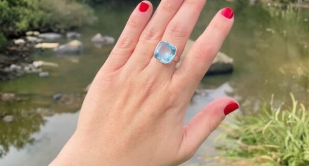 Como montar um look com Topázio Azul sem parecer exagero