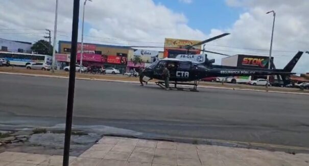Vídeo: helicóptero da polícia pousa no meio de avenida durante assalto na Cohab