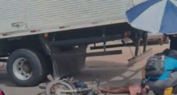 Motociclista colide com caminhão na Avenida do Araçagi e fica com parte do pulmão exposto