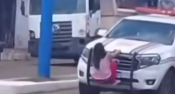 Vídeo: após ser agredida, esposa de vice-prefeito sobe em viatura para impedir prisão do marido