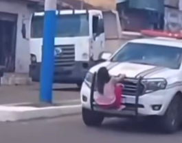 A mulher tentou impedir a condução ao subir no veículo, causando tumulto.(Foto: Redes Sociais)