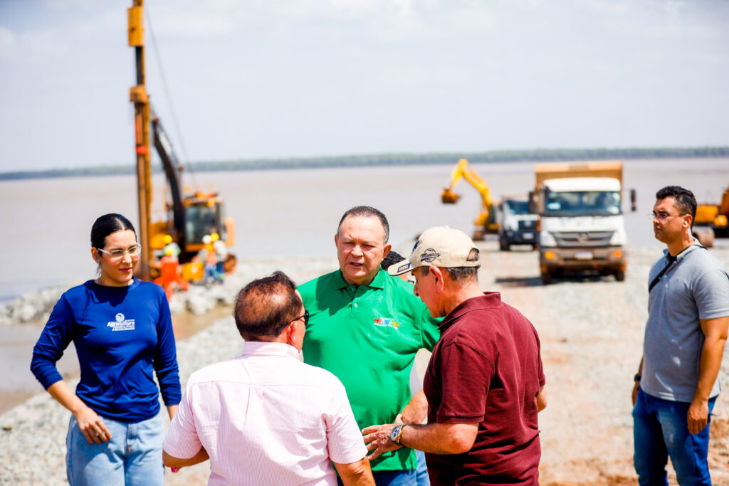 Durante a vistoria, o governador destacou a importância da obra para a integração da Baixada e para o escoamento da produção agrícola e pesqueira (Foto: Divulgação)