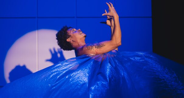 “Pequeno Monstro”, com Silvero Pereira, em cartaz no Teatro Sesc Napoleão Ewerton