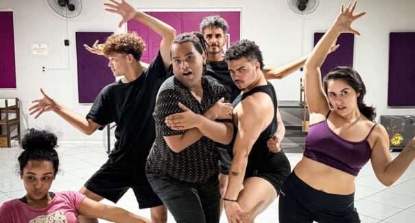 A Broadway é aqui: espetáculo celebra 10 anos da EnCanto Coletivo Cultural