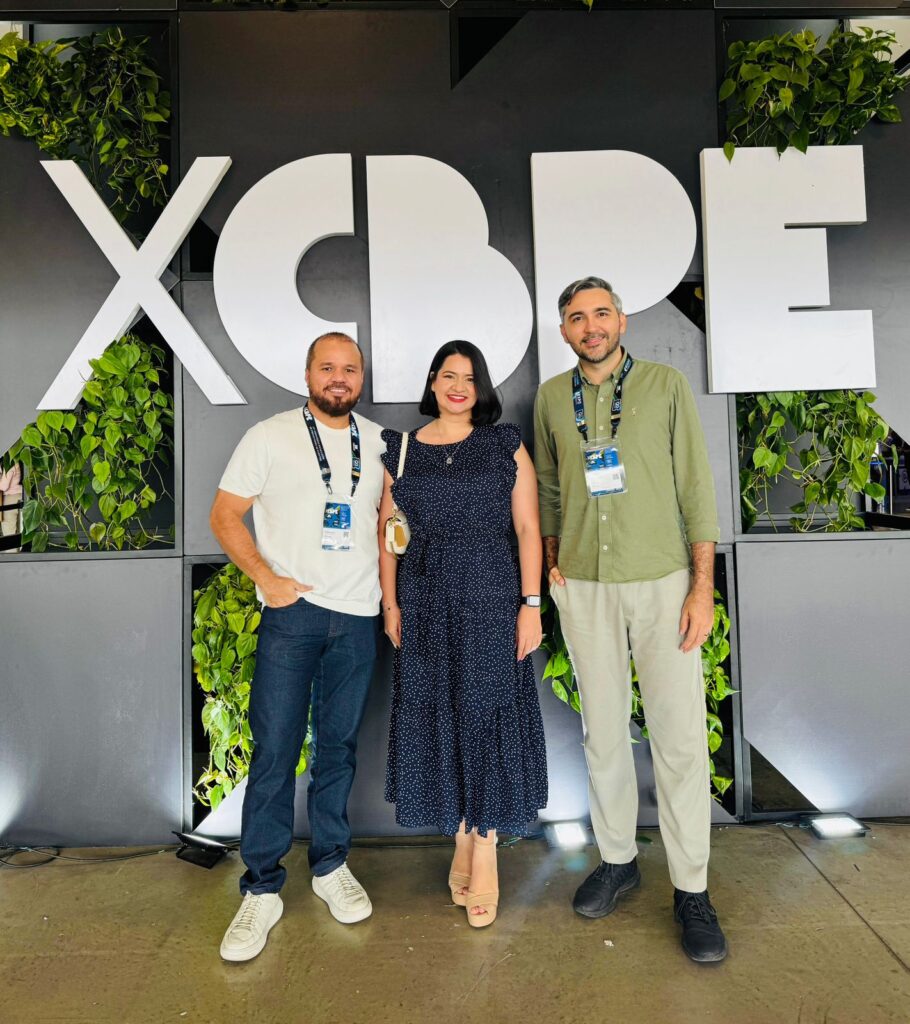 Da esquerda para direita: Leandro Sampaio, diretor técnico da Dux Produções; Ester Oliveira head de produção e Fernando Teixeira diretor geral. (Foto: Arquivo Pessoal.)