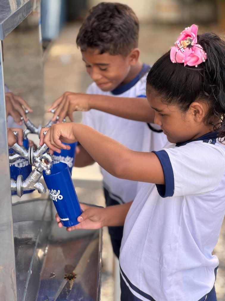 A felicidade dos alunos com a água de qualidade agora disponível na escola  Nascimento de Morais em Paço do Lumiar.