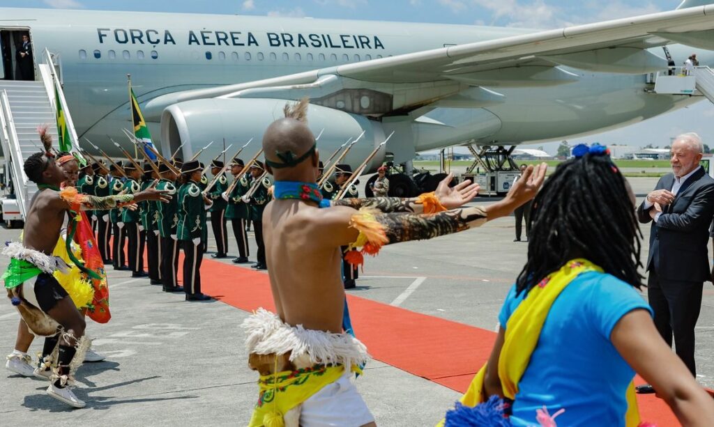 Lula desembarca na África do Sul para cúpula do G20 com foco no Sul Global