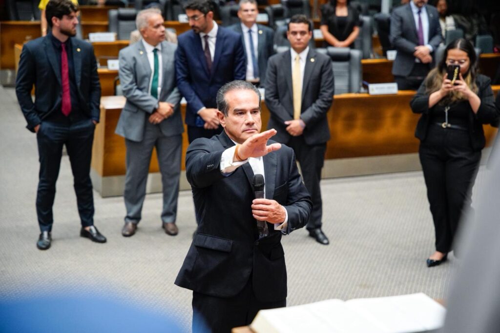 Deputado Sérgio Albuquerque, ex-prefeito de Primeira Cruz, no momento do juramento na cerimônia de posse
(Foto: Wesley Ramos)