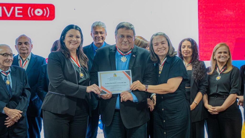 O presidente da FAPEMA, Nordman Wall, recebeu a Medalha do Mérito Educacional Profª. Ana Maria Saldanha (Foto: Divulgação)