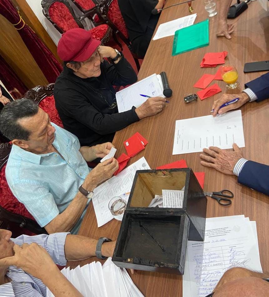 Academia Maranhense de Letras reconduz Lourival Serejo à presidência