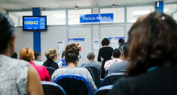 INSS cria comitê para reduzir fila de 2,8 milhões de pedidos
