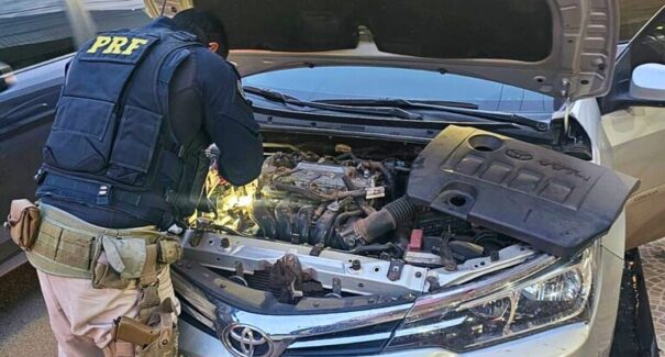PRF recupera carro roubado e prende motorista com mandado de prisão em Imperatriz