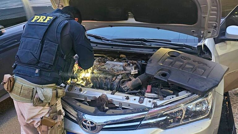 PRF recupera carro roubado e prende motorista com mandado de prisão em Imperatriz