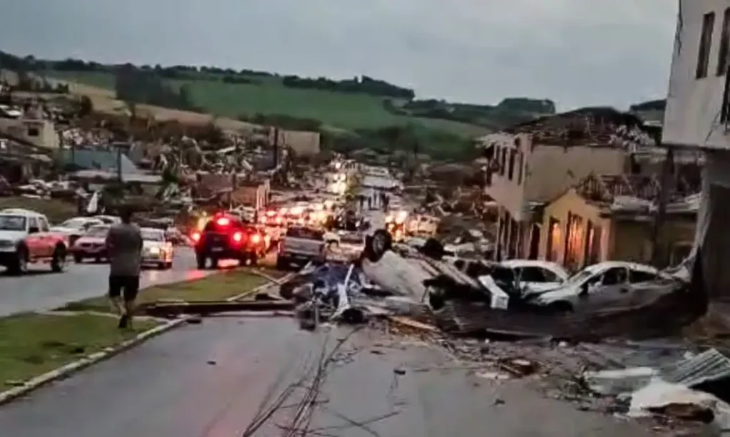 Ciclone causa destruição e mortes no Centro-Sul do Paraná