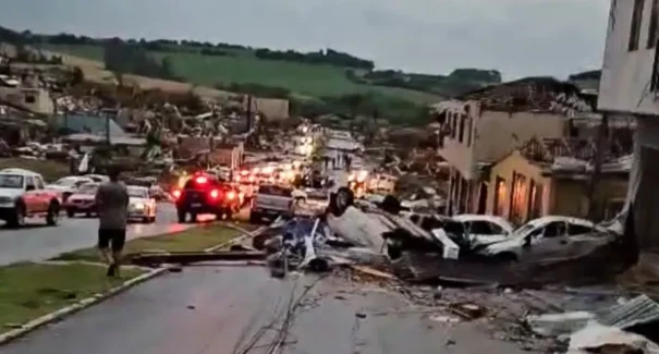 Ciclone causa destruição e mortes no Centro-Sul do Paraná