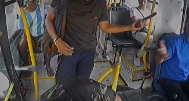 Vídeo: guarda municipal saca arma em ônibus após ser cobrada por passagem em São Luís