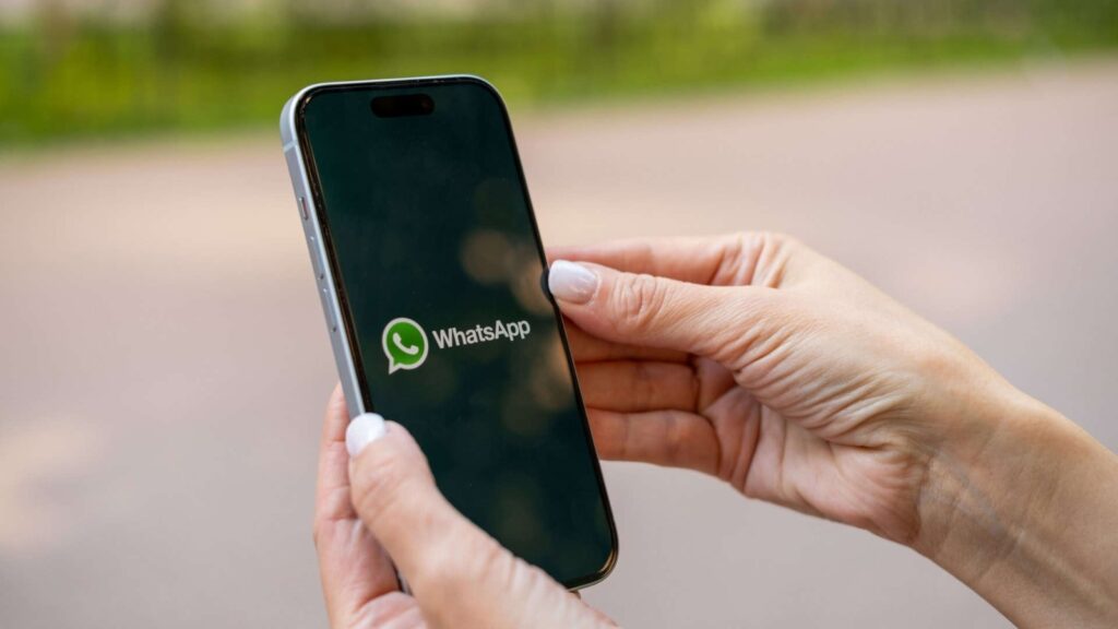Nova função do WhatsApp permite escanear documentos e transformar em PDF (Foto: Mitriakova Valeriia/Shutterstock)