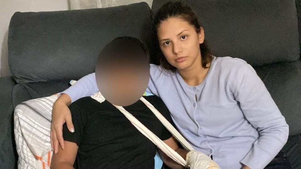 Criança brasileira de 9 anos tem dois dedos decepados em escola de Portugal
