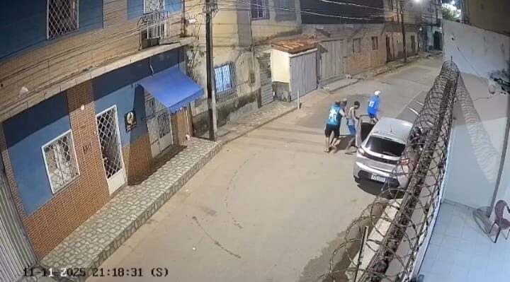 Vídeo: mulher é assaltada enquanto estava no carro com filha de 6 anos no Lira