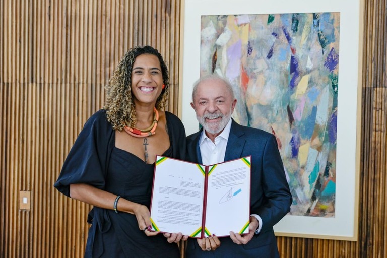 A ministra Anielle Franco (Igualdade Racial) ao lado do presidente Lula: recorde de assinatura de decretos voltados para a questão dos quilombolas. (Foto: Ricardo Stuckert/PR)