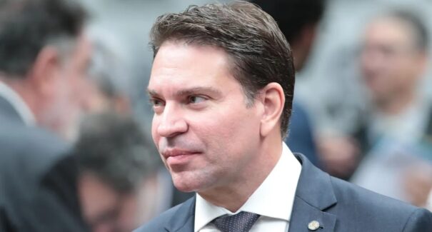 Moraes decreta prisão de Alexandre Ramagem após saída clandestina do país