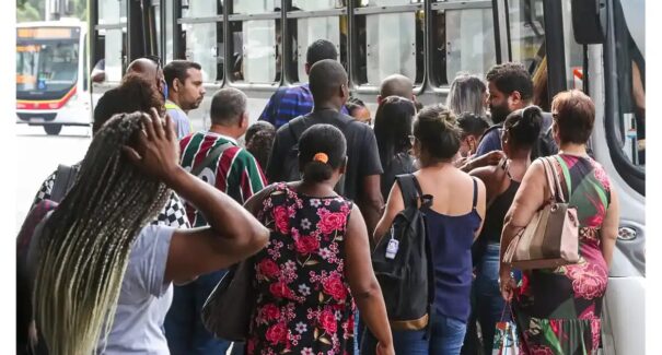 Número dos que procuram emprego há mais de 2 anos cai 17,8%, diz IBGE