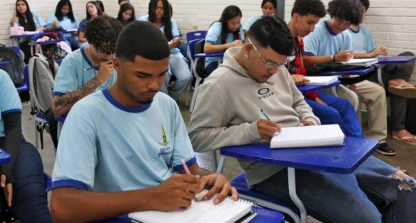 Renda e cor são determinantes para não concluir ensino médio no país