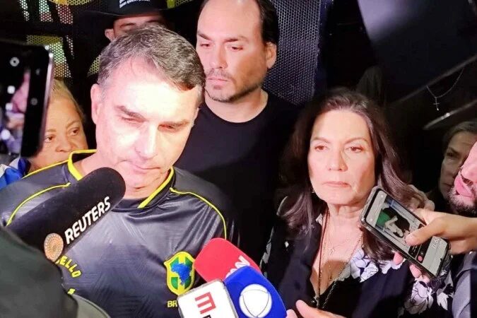 Entrevista coletiva de Flávio Bolsonaro neste sábado (22/11) antes de vigília - (crédito: Ed Alves / CB / DA Press)