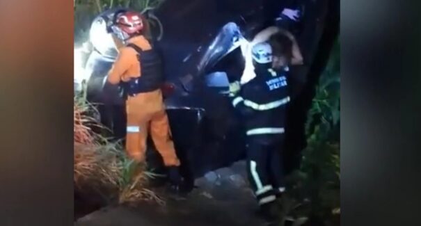 Mulher fica presa às ferragens após carro cair de ponte na BR-316, em Timon
