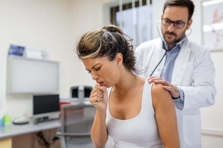A pneumonia é transmitida por gotículas expelidas ao tossir ou espirrar (Foto: Reprodução)