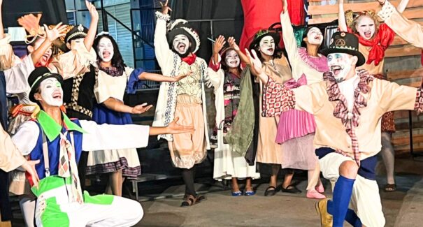 Auto Natalino dos Perequetés celebra o Natal em versão mambembe no Teatro João do Vale