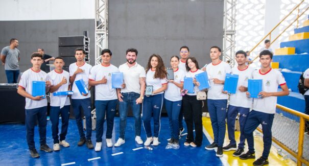 Governo entrega mais de 14 mil tablets a estudantes no Festival Conecta Santa Inês