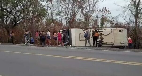 Micro-ônibus tomba e deixa um morto e 30 feridos na BR-316 no Maranhão
