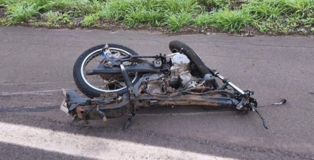 As vitimas estava em uma motocicleta e retornavam de uma festa realizada na região quando houve a batida com um carro de passeio (Foto: Divulgação)