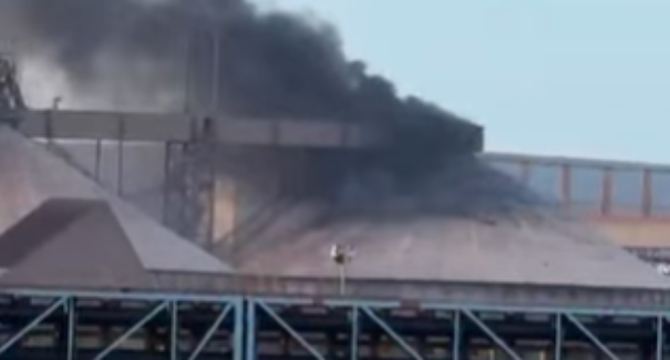 Vídeo: incêndio de grandes proporções atinge silo de grãos no Porto do Itaqui