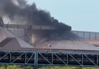 Vídeo: incêndio de grandes proporções atinge silo de grãos no Porto do Itaqui
