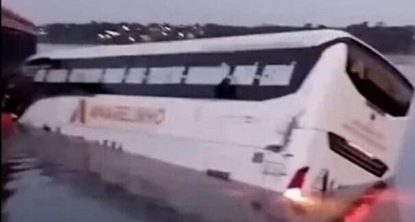 Vídeo: ônibus cai no Rio Tocantins ao tentar acessar balsa que faz travessia entre TO e MA