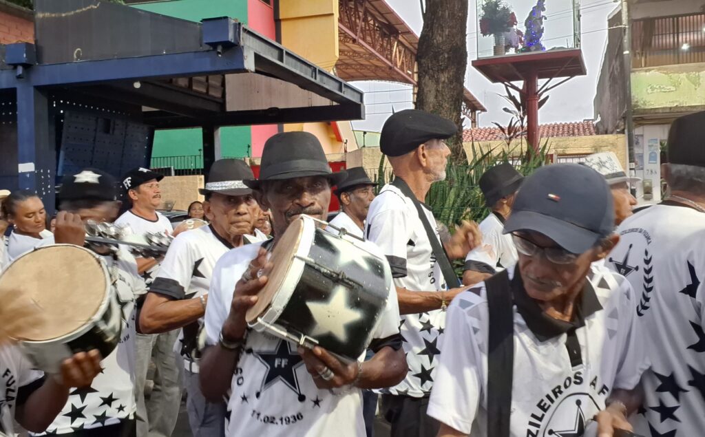 Os Fuzileiros da Fuzarca, bloco tradicional originário da Madre Deus. (Foto: Divulgação)