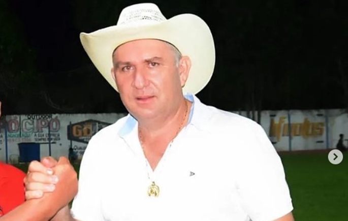 Prefeito se exalta e agride jornalista após denúncia de compra de fazenda